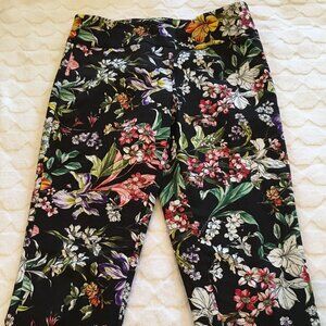 Women's stretch capri pants, sz 6p, floral print on black.